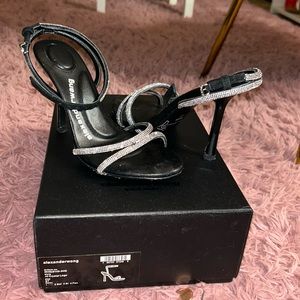 I’m selling these gorgeous heels because they don’t fit me.